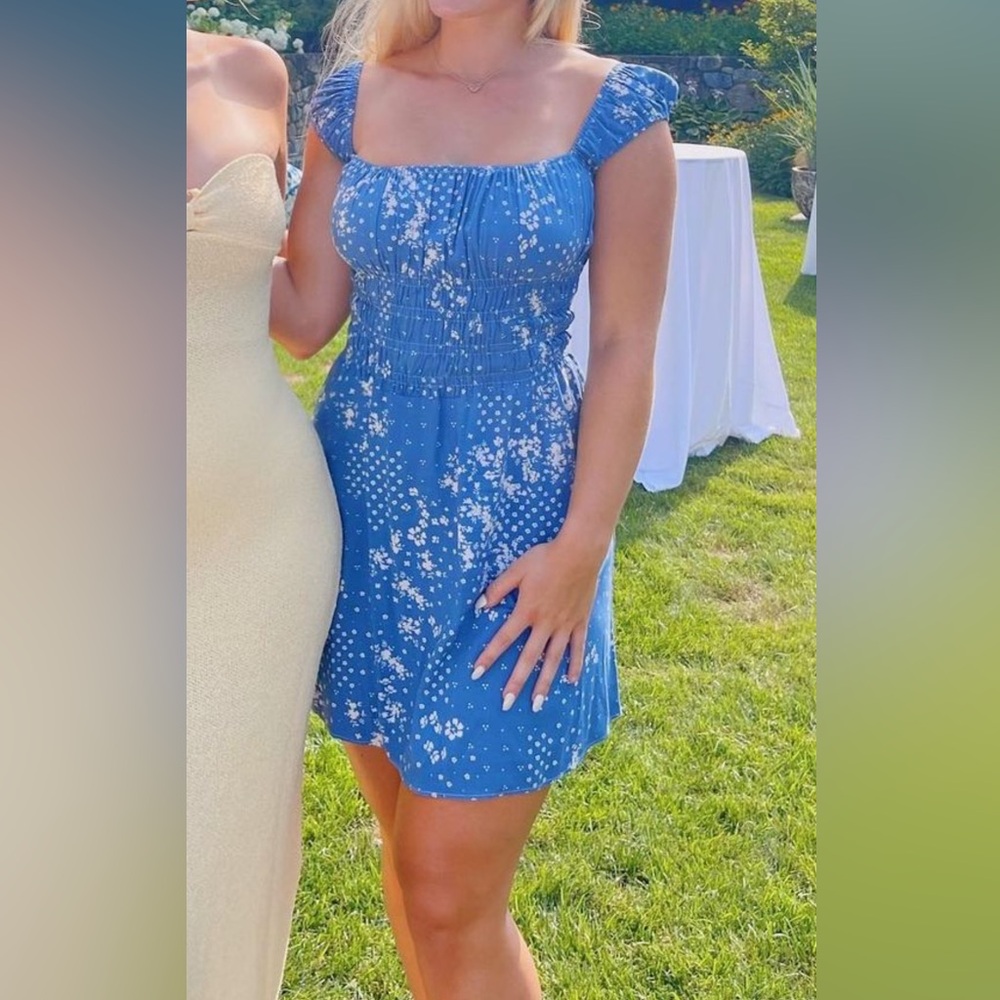 Adorable blue mini dress w/ white flowers.